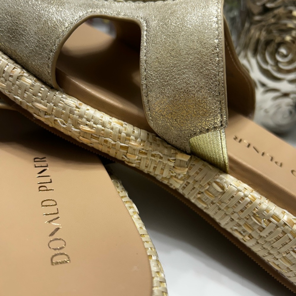 Donald J Pliner Women's Addara Flat Gold Slide Sandals Size 7.5 - Picture 8 of 9